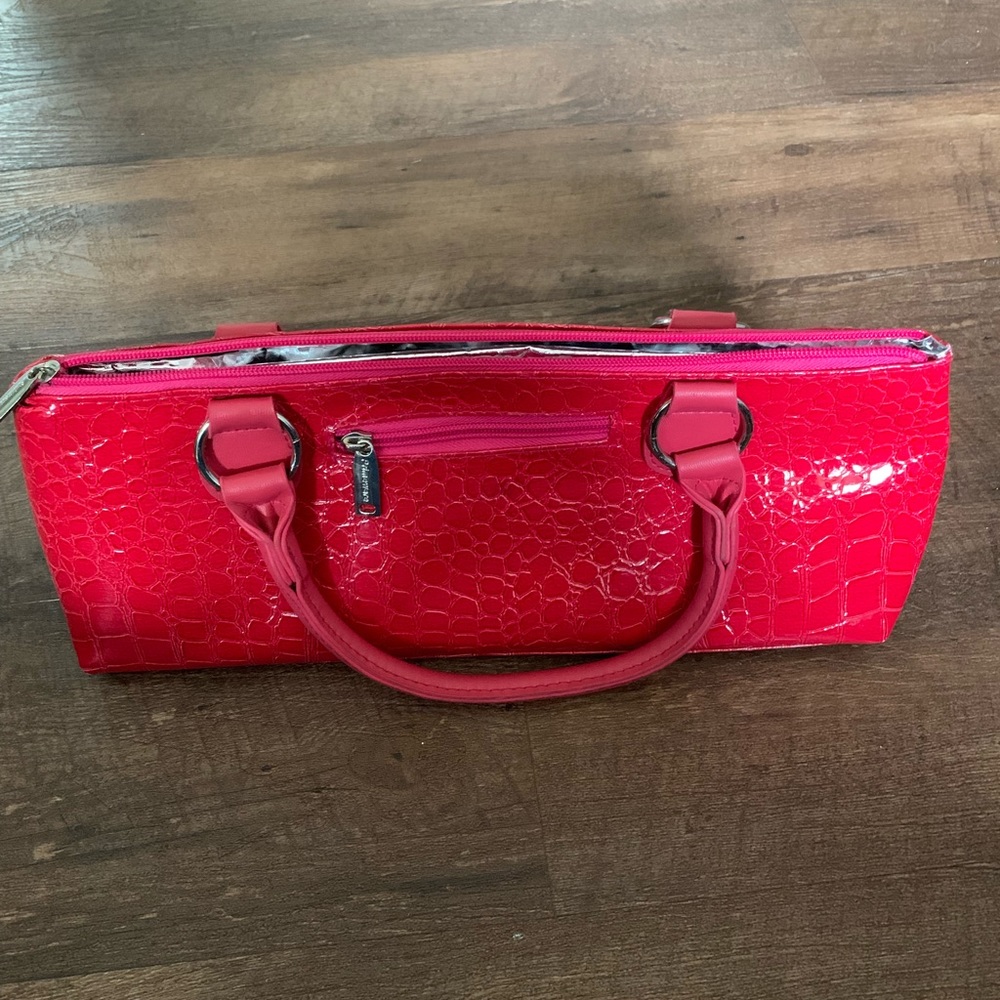 Insulated wine carrier disguised as a cute handbag